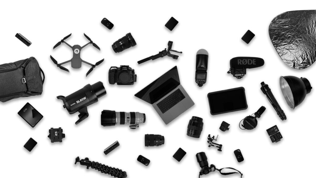 Un minolta dynax 500si et ses objectifs 70-300 et 35-70
Des lumières Godox SL 60W
un trépied manfrotto
Un drone DJI
micro Rode
Stabilisateur DJI
Flash Godox et ses accessoires
Atomos Shinobi —> l’écran de retour
Monopod manfrotto
MacBook Pro 16’
Canon R6
iPad Air
casque beyerdynamic
sac peak design